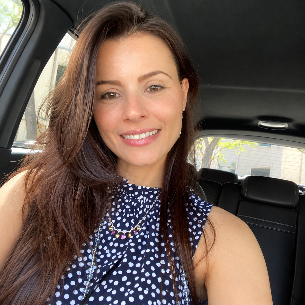 files/Selfie_sonriente_dentro_del_auto.png